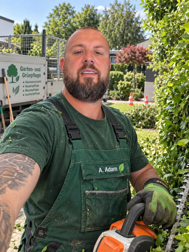 Alexander Adam mit einer Heckenschere im Garten