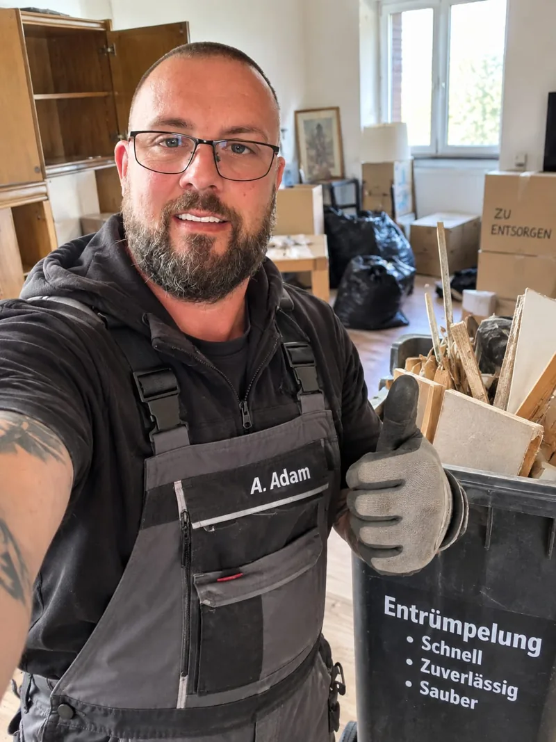 Alexander Adam bei einer Entrümpelung mit ausgeräumten Gegenständen