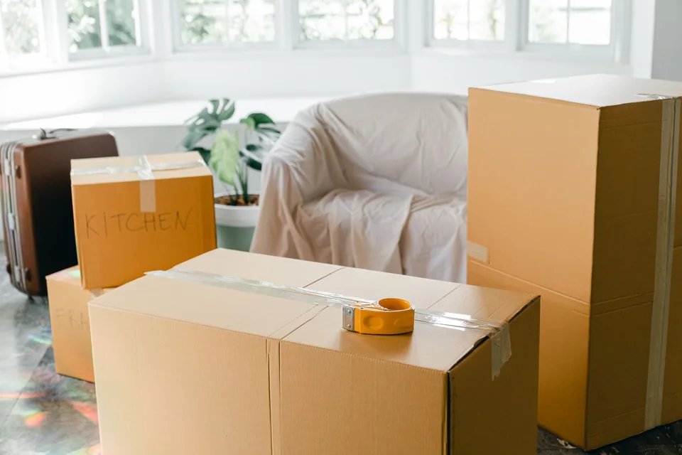 Gepackte Umzugskartons in einer Wohnung – Symbolfoto